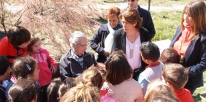 Imagen de la noticia Niños y mayores embellecen la Rosaleda de Los Llanos
