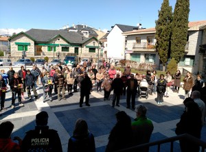 Ciudanos de Alpedrete guardando un minuto de silencio en la Plaza de la Villa por los atentados de Bruselas