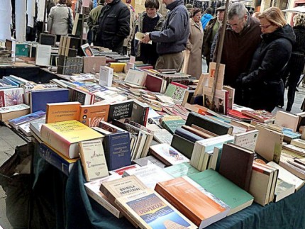 Personas visitando la Feria del Libro