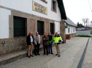 Miembros del Ayuntamiento de Alpedrete y de Renfe en la estación de cercanía de Matespesa-Alpedrete