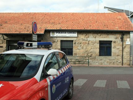 Coche de la policìa local de Alpedrete aparcado frente a la comisaría