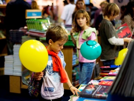 Niños mirando libros en la Feria del Libro
