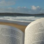 libro en la playa