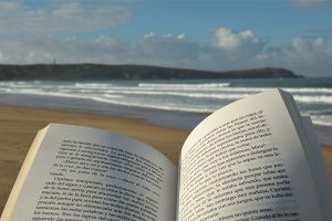 libro en la playa