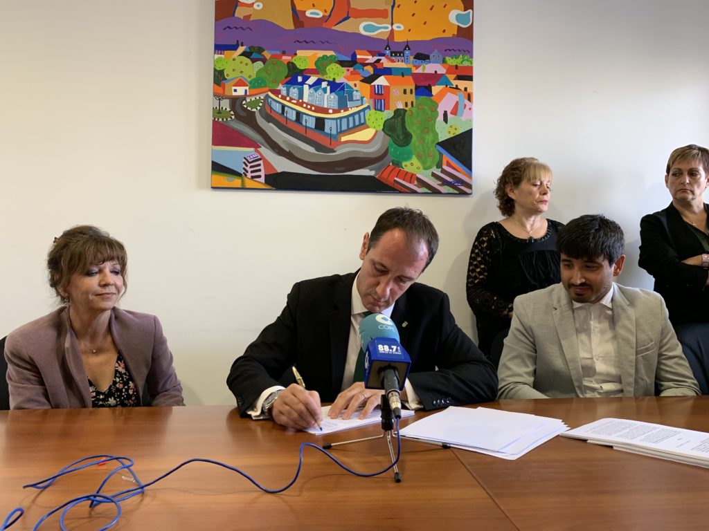 El alcalde Juan Rodriguez firma el convenio para su remision a RENFE